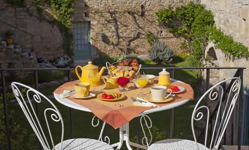 Petit déjeuner ! Clos-mas-pellier-petit-dejeuner-terrasse