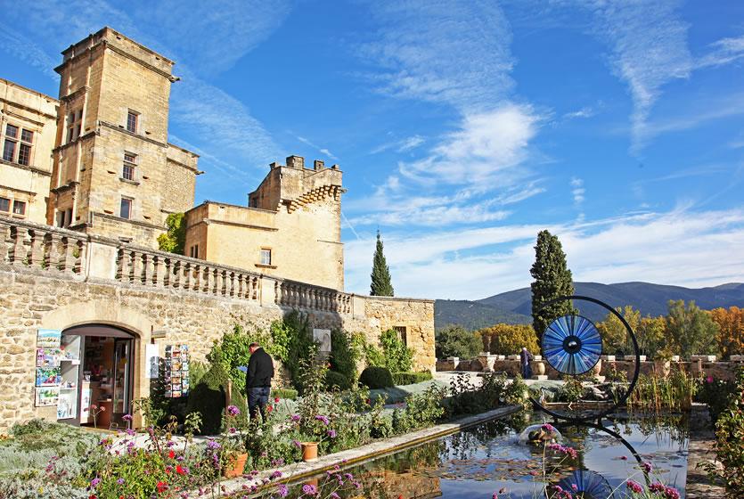 Un Heritage Est Il Imposable En France Château de Lourmarin dans le Luberon | Avignon et Provence