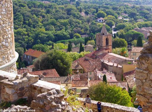 https://www.avignon-et-provence.com/sites/default/files/styles/no-style/public/villes/contenu/grimaud-panorama-village513x380.jpg?itok=Si8277My